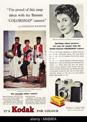 Anni Cinquanta vintage originale pubblicità pubblicità Kodak Kodachrome & pellicola Kodacolor e Bantam Colorsnap fotocamera dotata di TV personality Jacqueline Mackenzie in rivista inglese circa 1958 Foto Stock