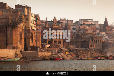 Manikarnika Ghat è uno dei la più santa tra le sacre riverfronts, a fianco del fiume Gange. Si ritiene che un essere umano la sua anima trova la salvezza Foto Stock