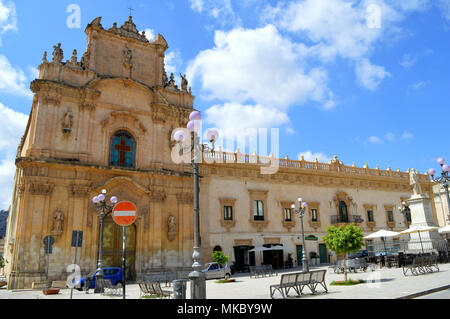 Vista della piazza Busacca con il palazzo e la chiesa del Carmine, Scicli, Ragusa, Sicilia, Italia, Europa, Sito del Patrimonio Mondiale Foto Stock