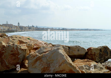 Vista di Donnalucata dal molo, Scicli, Ragusa, Sicilia, Italia, Europa Foto Stock