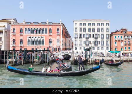 Turisti asiatici su Basino San Marco (St Marks Basin) godendo di un giro in gondola di fronte all'Hotel Danieli, Castello, Venezia, Veneto, Italia, Foto Stock