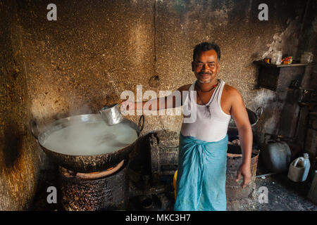 Sono stato invitato in questa mans cucina di strada di Varanasi, egli era molto orgoglioso ed estremamente cordiale ma ho appena non era abbastanza affamati di eccetto il suo tipo o Foto Stock