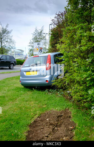 Una vettura si è schiantato vicino al Mall, Cribbs Causeway, Bristol Foto Stock