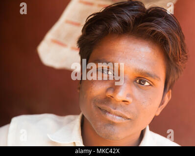 Questo giovane gentiluomo indiano era il proprietario di una piccola stalla di bevande in una strada a Varanasi. Egli orgogliosamente parlato della frutta fresca che ha usato nel suo Foto Stock