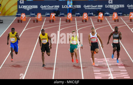 GOLD COAST, Australia - 8 aprile: Ramon Gittens, Yohan Blake, trae Williams, Adam Gemili, Gavin Smellie concorrenti negli uomini della 100m semi- finale al Foto Stock