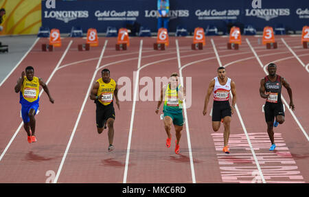 GOLD COAST, Australia - 8 aprile: Ramon Gittens, Yohan Blake, trae Williams, Adam Gemili, Gavin Smellie concorrenti negli uomini della 100m semi- finale al Foto Stock