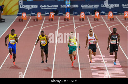 GOLD COAST, Australia - 8 aprile: Ramon Gittens, Yohan Blake, trae Williams, Adam Gemili, Gavin Smellie concorrenti negli uomini della 100m semi- finale al Foto Stock