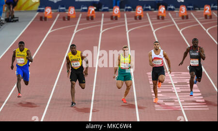 GOLD COAST, Australia - 8 aprile: Ramon Gittens, Yohan Blake, trae Williams, Adam Gemili, Gavin Smellie concorrenti negli uomini della 100m semi- finale al Foto Stock