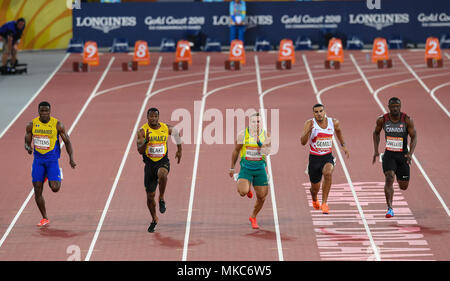 GOLD COAST, Australia - 8 aprile: Ramon Gittens, Yohan Blake, trae Williams, Adam Gemili, Gavin Smellie concorrenti negli uomini della 100m semi- finale al Foto Stock