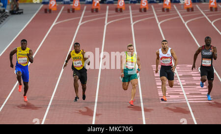 GOLD COAST, Australia - 8 aprile: Ramon Gittens, Yohan Blake, trae Williams, Adam Gemili, Gavin Smellie concorrenti negli uomini della 100m semi- finale al Foto Stock