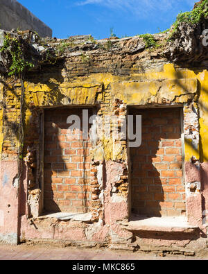 Vivacemente colorato sbriciolamento facciata di edificio, Messico Foto Stock