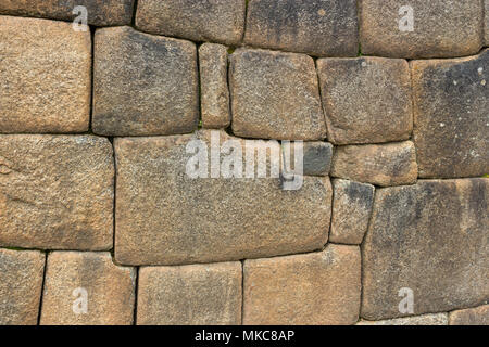 Close-up di dettaglio Inca parete a bugnato in pietra preciso blocco giunzione, Machu Picchu, Perù Foto Stock