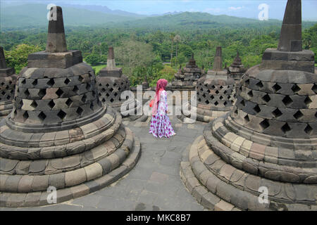 Donna musulmana visitatore Borobudur Indonesia Java Foto Stock