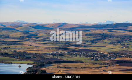 Vista da ovest le colline di Lomond verso Milnathort, Loch Leven, e lontane montagne coperte di neve, Fife, Scozia Foto Stock