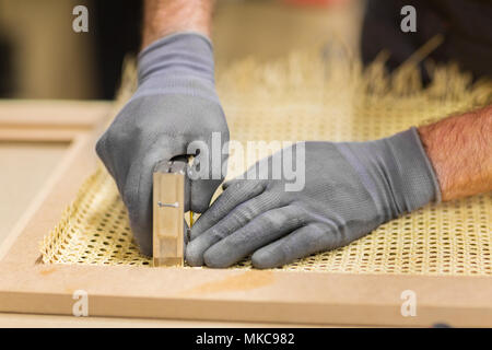 L'assembler con pistola di fiocco mobili Foto Stock