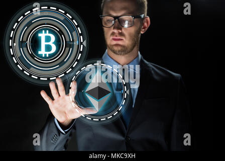 Imprenditore con ologrammi cryptocurrency Foto Stock