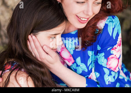 Immagine di una madre amorevole che abbracci la figlia Foto Stock