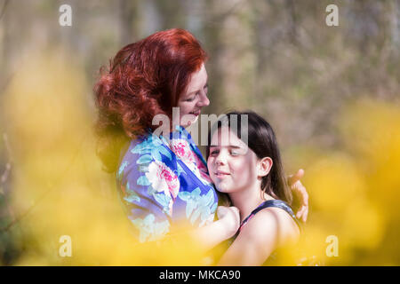 Immagine di una madre amorevole che abbracci la figlia Foto Stock