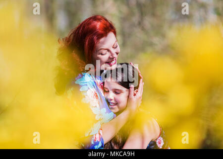 Immagine di una madre amorevole che abbracci la figlia Foto Stock