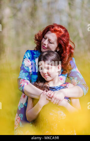 Immagine di una madre amorevole che abbracci la figlia Foto Stock