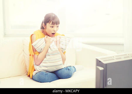 Asian giovane donna guardando la tv a casa Foto Stock