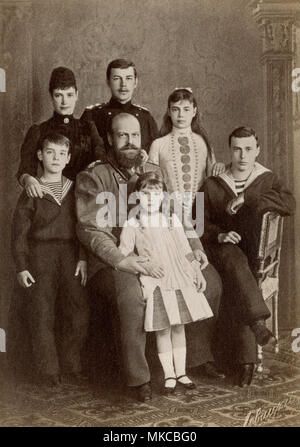 Lo Zar russo Alessandro III e la sua famiglia, compresi i futuri lo zar Nicola II nella parte posteriore,1890s. Fotografia Foto Stock