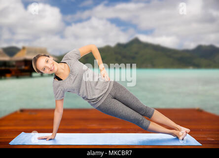 Donna fare yoga nella posizione del cobra pongono all'aperto Foto Stock