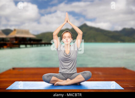 Donna fare lo yoga e la meditazione lotus pongono Foto Stock