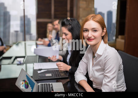 Immagine di business partner per discutere di documenti e idee alla riunione. Foto Stock