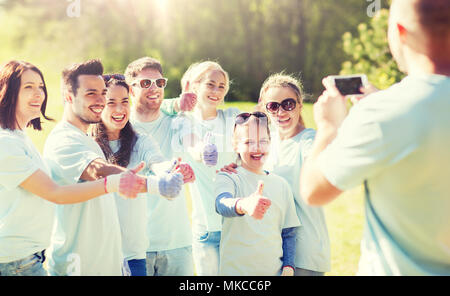 Gruppo di volontari di scattare una foto tramite smartphone Foto Stock