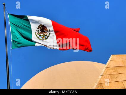 Tijuana, Messico - 30 Ottobre 2017: bandiera messicana volando sopra la parte del teatro del Centro Culturale di Tijuana, Messico Foto Stock