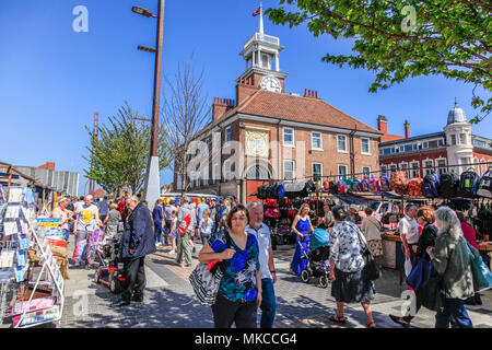 La folla, godendo il sole si riuniscono in High Street in Stockton on Tees, Inghilterra,UK, awating Supercar convoglio di eventi di sport e di automobili di prestigio Foto Stock