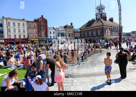 La folla, godendo il sole si riuniscono in High Street in Stockton on Tees, Inghilterra,UK, awating Supercar convoglio di eventi di sport e di automobili di prestigio Foto Stock