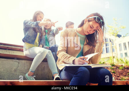 Studente ragazza la sofferenza dei compagni di classe beffa Foto Stock