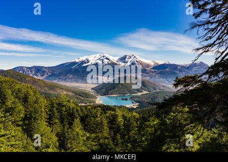 Vista panoramica della Doxa lago e la coperta di neve La Ziria montagna nel Peloponneso Grecia Foto Stock