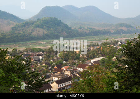 La città di Luang Prabang, del fiume Mekong e al di là di visti da sopra dal Monte Phousi (Phou Si, Phusi, Phu Si) in Laos in una giornata di sole. Foto Stock