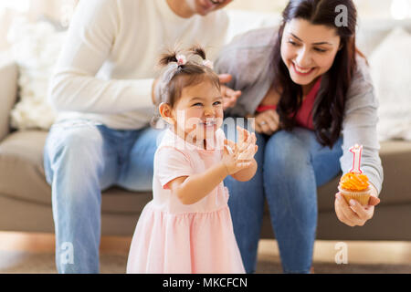 Bambina con i genitori a casa festa di compleanno Foto Stock