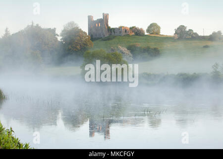 La nebbia avvolge Dunmoe Castle, sulle rive del fiume Boyne nella contea di Meath, Irlanda Foto Stock