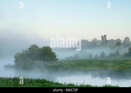 Una nebbiosa mattina con Dunmoe Castle sulle rive del fiume Boyne vicino Navan Co Meath Foto Stock