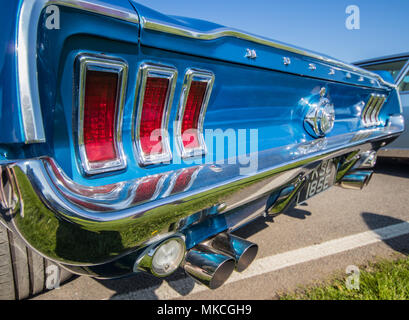 Classico Ford Mustang in transatlantico di domenica la prima colazione Club, Goodwood circuito motore vicino a Chichester, West Sussex, Regno Unito (6 maggio 2018) Foto Stock