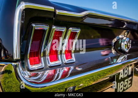 Classico Ford Mustang in transatlantico di domenica la prima colazione Club, Goodwood circuito motore vicino a Chichester, West Sussex, Regno Unito (6 maggio 2018) Foto Stock