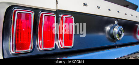 Classico Ford Mustang in transatlantico di domenica la prima colazione Club, Goodwood circuito motore vicino a Chichester, West Sussex, Regno Unito (6 maggio 2018) Foto Stock