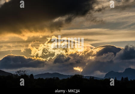 Di sera la raccolta di nuvole sopra il Langdale Pikes, vicino a Ambleside, Lake District, Cumbria Foto Stock