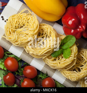 La pasta su sfondo blu scuro Foto Stock