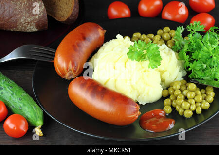 Salsicce alla griglia con purea di patate Foto Stock