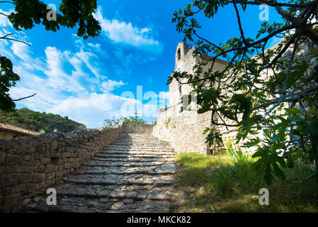 Passi nel villaggio di Pont de Barret in Francia Foto Stock