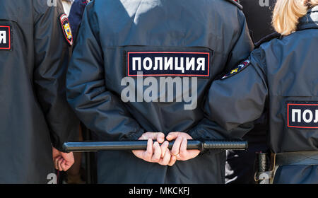 Samara, Russia - 5 Maggio 2018: Russo poliziotto con la polizia sfollagente. Testo in russo: Polizia Foto Stock