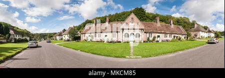 Milton Abbas, England, Regno Unito - 26 agosto 2012: il sole splende su una terrazza del cottage tradizionale nel villaggio di Milton Abbas in Inghilterra del Dorset Downs. Foto Stock