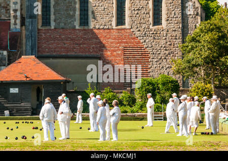 Le persone che giocano a bowling green in Preston Park, Brighton. Foto Stock