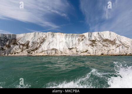 L'iconico Le Bianche Scogliere di Dover preso dal Canale della Manica. Foto Stock